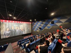 平安产险连云港中支：组织观看《南京照相馆》爱国主义教育影片